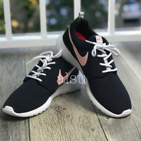 NWT Nike Roshe One Casual Shoes Black WMNS - Picture 4 of 7